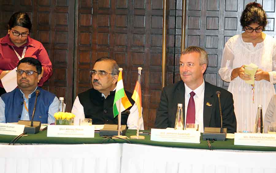 Mr.-Johann-Saathoff,-Parliamentary-State-Secretary-with-Shri-Abhay-Bakre,-Mission-Director,-MNRE,-and-Shri-Aseem-Kumar,-Director,-MNRE